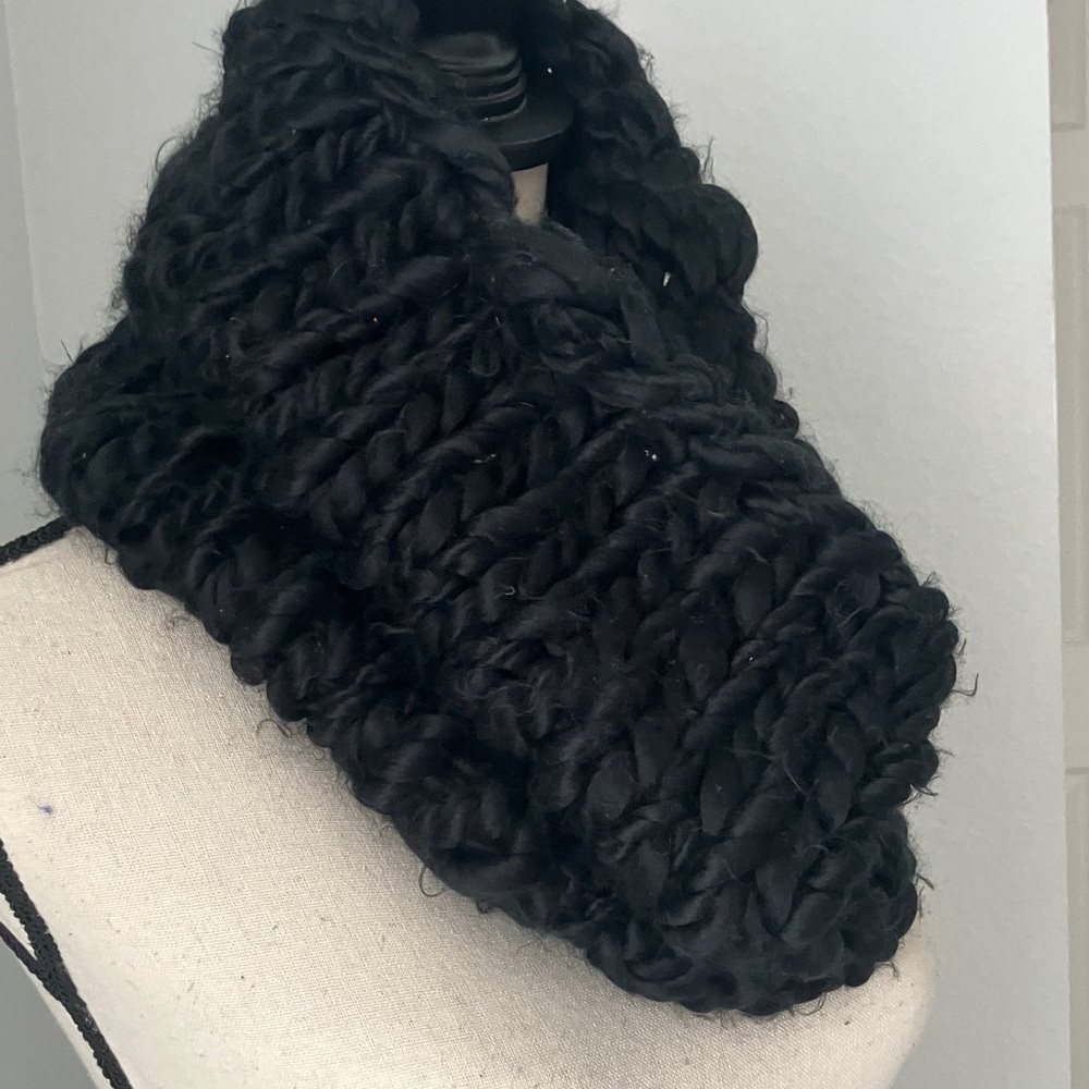 ALDO Unisex black chunky knitted cowl scarf - Picture 4 of 10